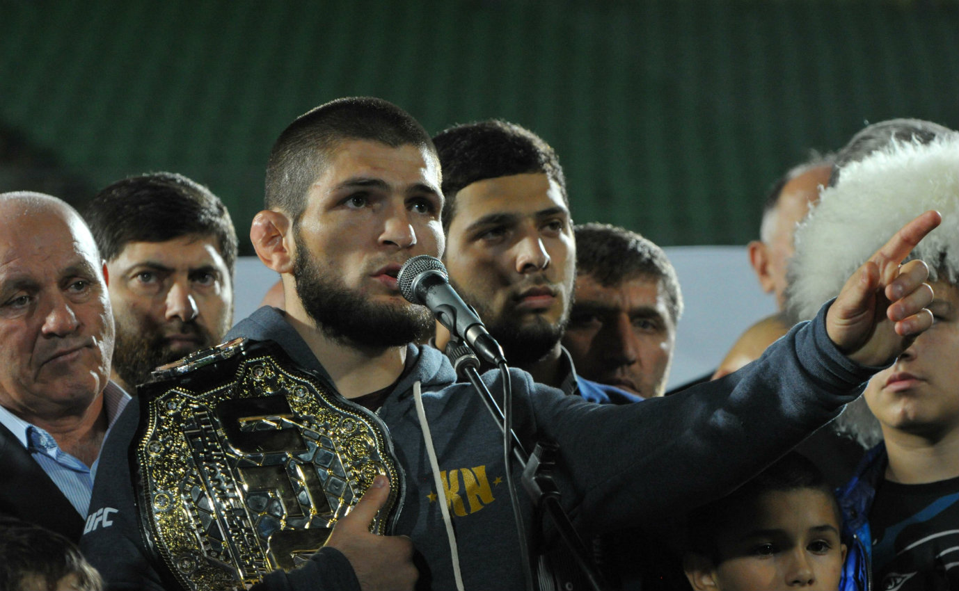Khabib reta a Floyd Mayweather (AFP)