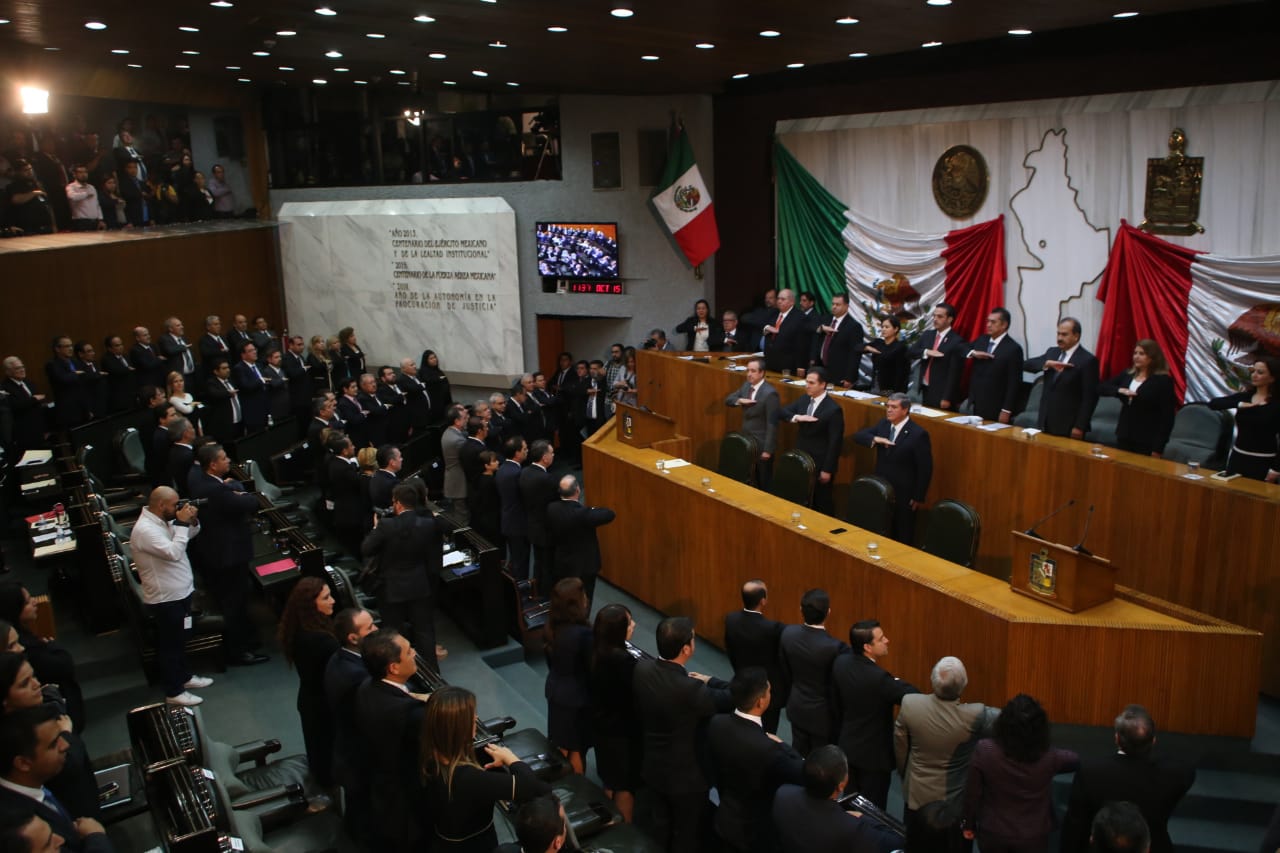 Esta mañana el gobernador acudió al recinto legislativo a entregar su Tercer Informe.