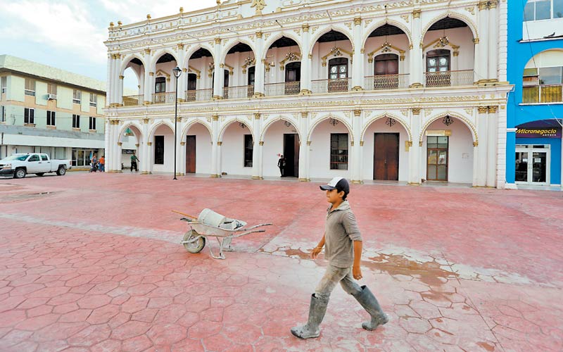 El presidente municipal entrante tuvo que recurrir a cerrajeros para poder ingresar al palacio de gobierno. (Foto: Jorge Carballo)