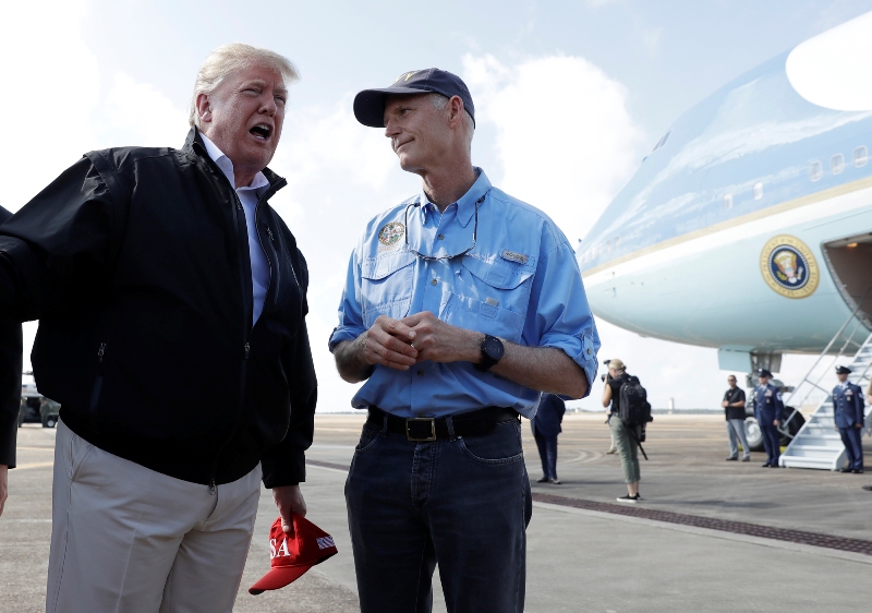 El presidente Trump echó un vistazo a las comunidades que quedaron en ruinas tras el paso de 'Michael'.