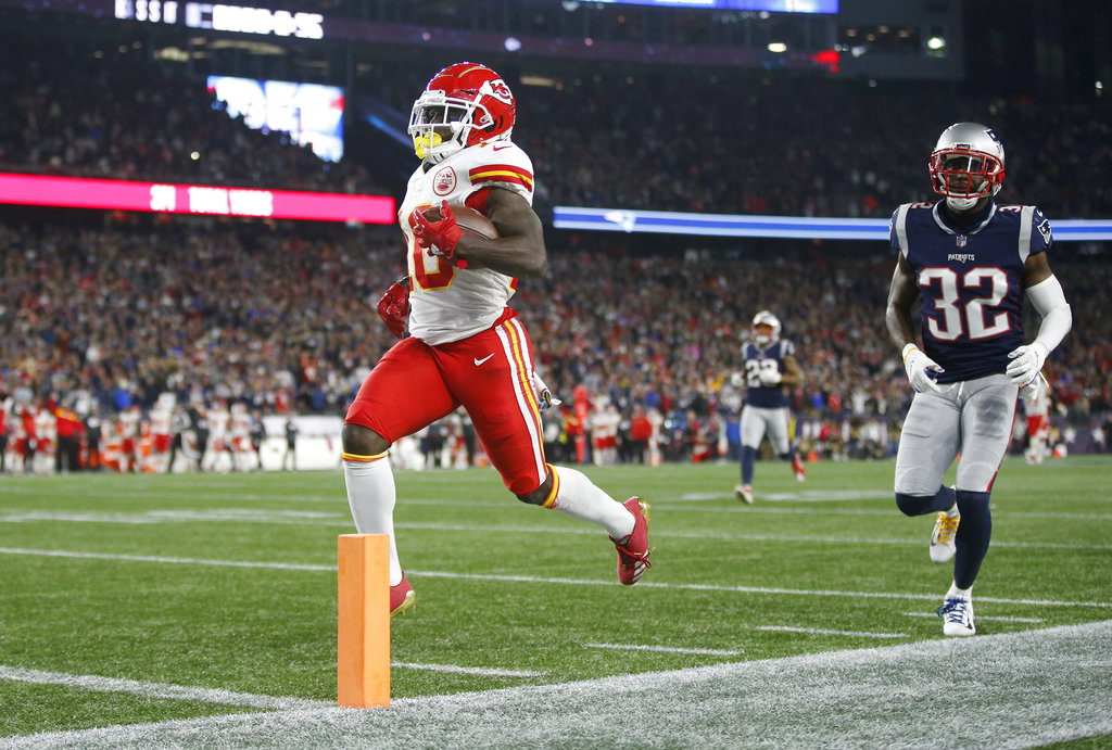 Tyreek Hill entrando a la zona de anotación, momentos antes del incidente (AP)