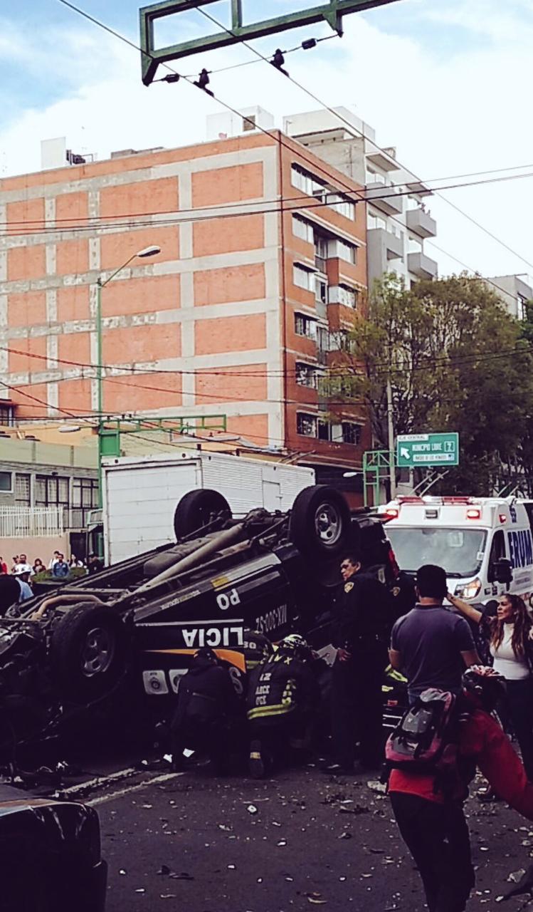 Una ambulancia atendió a los tripulantes de la unidad.