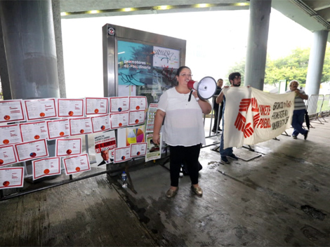 Únete Pueblo protestó afuera del Congreso durante el Tercer Informe. (Foto: Leonel Rocha)