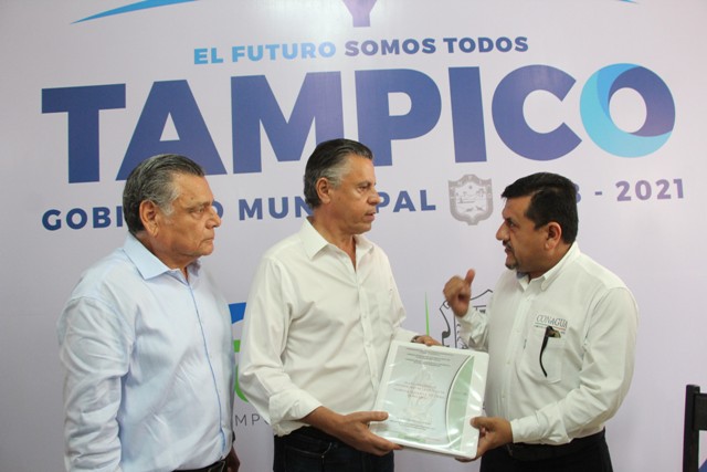 El alcalde de Tampico Jesús Nader recibe de Conagua plan contra inundaciones.