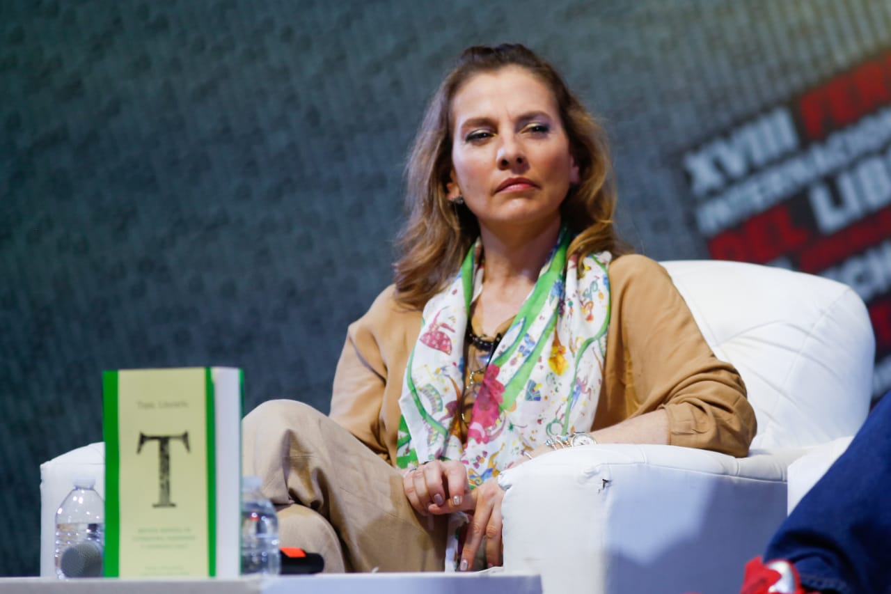 Beatriz Gutiérrez presentó su libro "Tepic literario. Revista mensual de literatura. Edición facsimilar" en el Zócalo. (Araceli López)