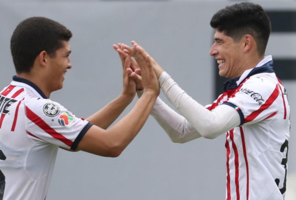 Chivas tendrá entrenamiento vespertino en el cual están citados ambos jugadores. (Cortesía)