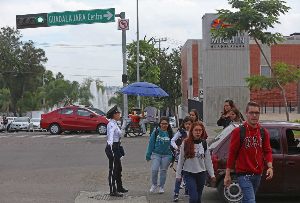 En el crucero de avenida de Los Maestros y Mariano de la Bárcena han estado las agentes viales toda la semana. (Fernando Carranza)