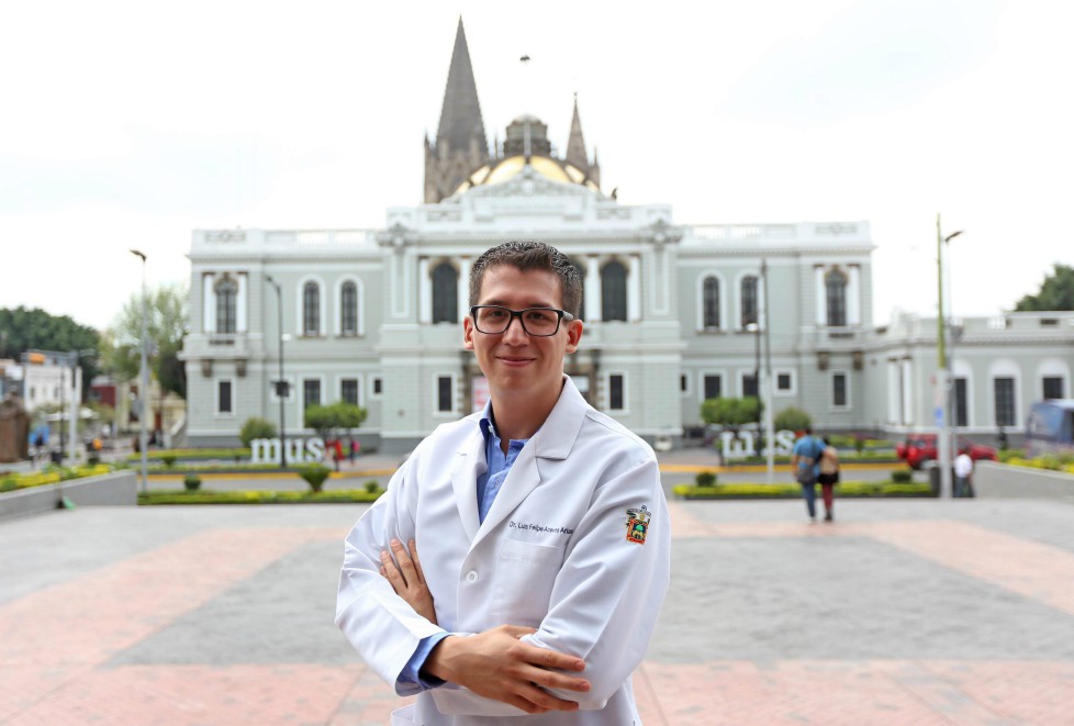 Felipe Aceves se ve a sí mismo como un médico que tiende a generar empatía con los pacientes. (Fernando Carranza)