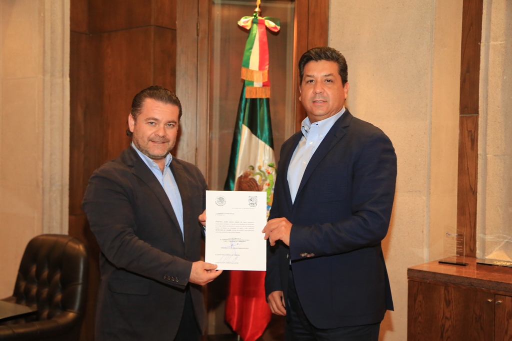 Francisco García Cabeza de Vaca entrega el nombramiento a Fernando Olivera Rocha.