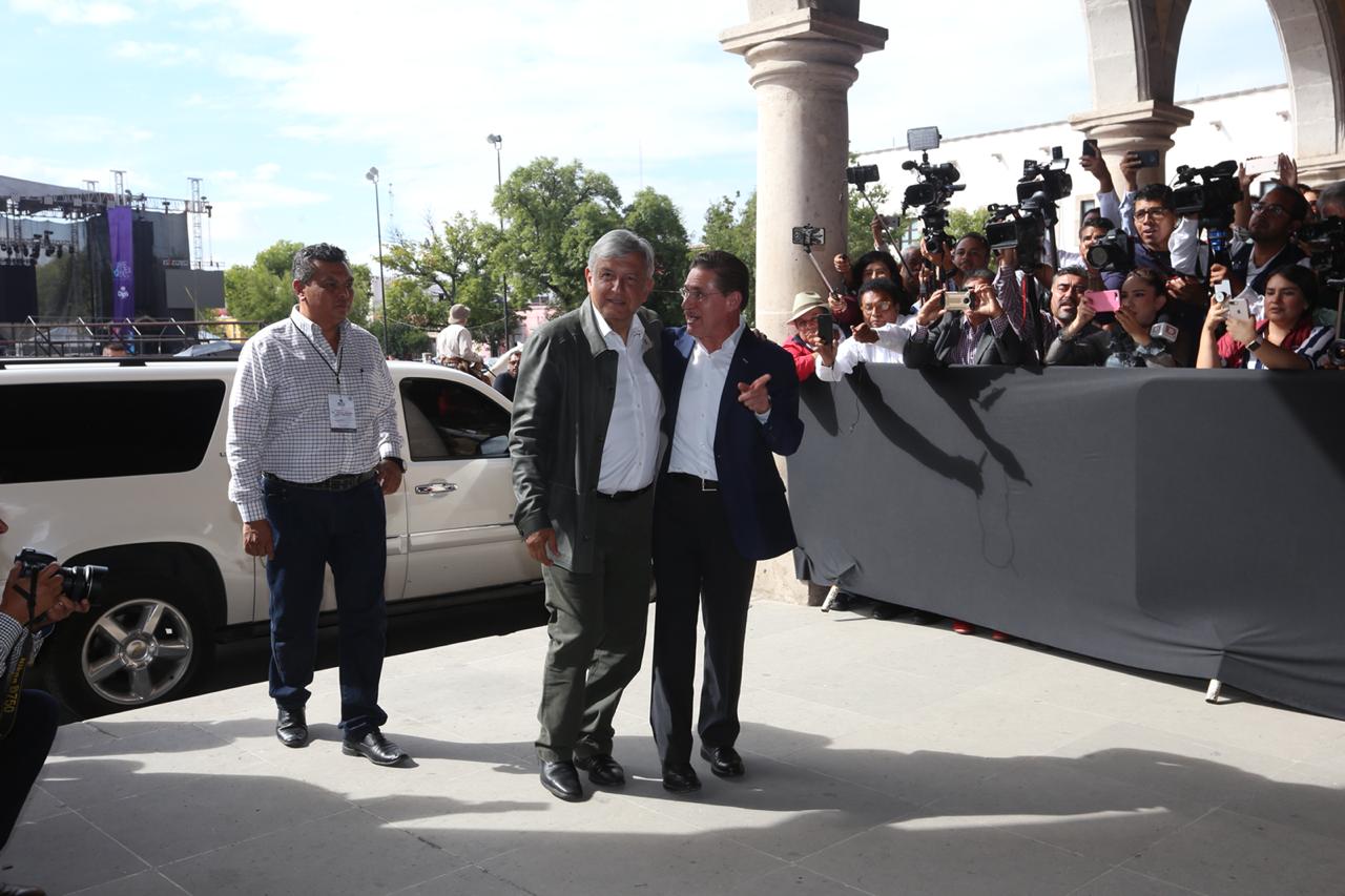 El gobernador de Durango, José Rosas Aispuro, recibe a López Obrador.