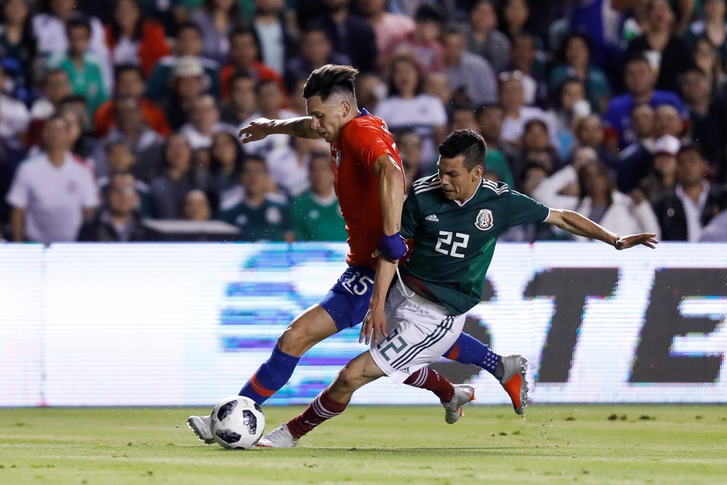 Hirving Lozano en disputa por el balón (Imago7)
