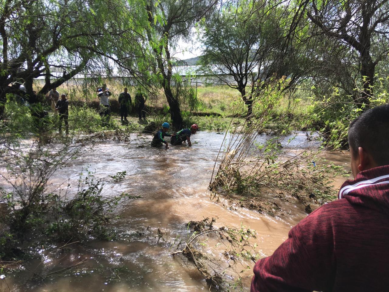 El hombre fue arrastrado tras intentar cruzar un río. (Estrella Álvarez)