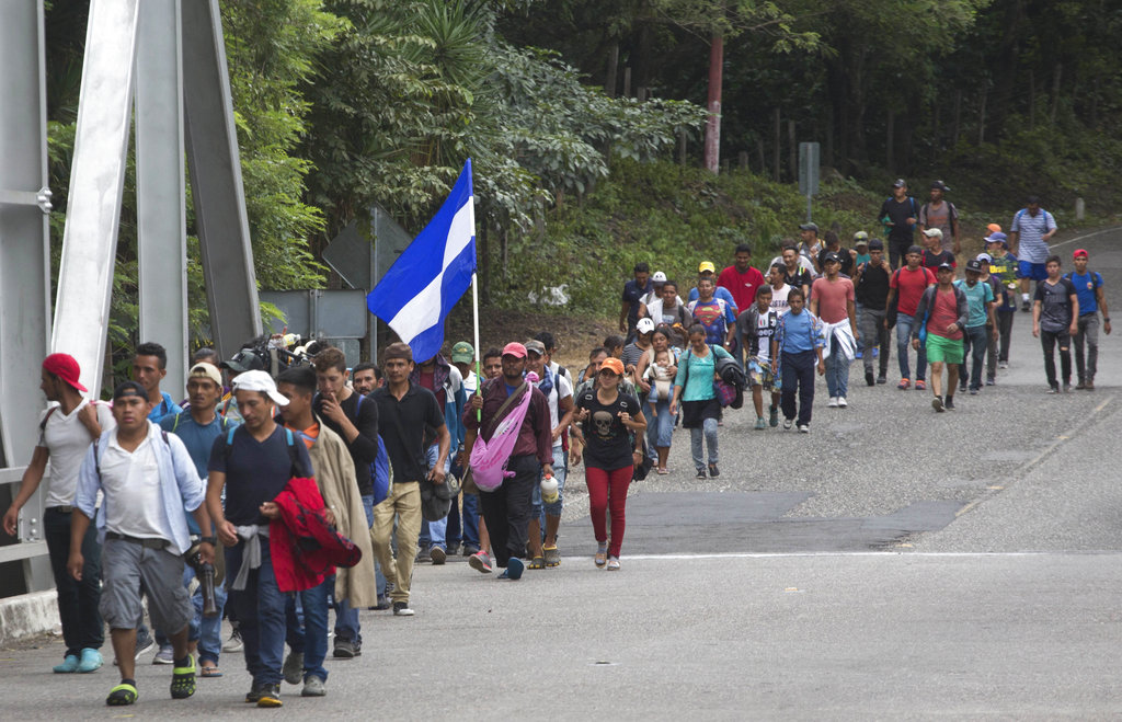 Más de mil migrantes hondureños iniciaron el sábado la marcha rumbo a Estados Unidos. (Foto: AP)