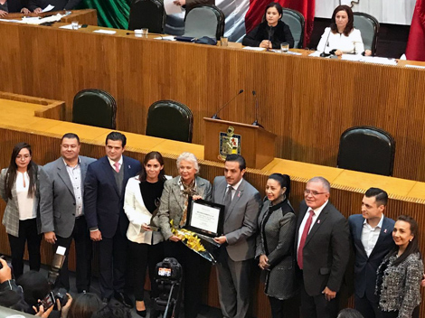 Olga Sánchez Cordero, próxima secretaria de Gobernación, recibió un reconocimiento por parte del Congreso de Nuevo León. (Foto: Ricardo Alanís)