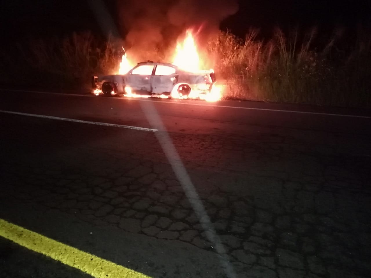 Una patrulla ardió en llamas a consecuencia del estallido de la granada (Cortesía).