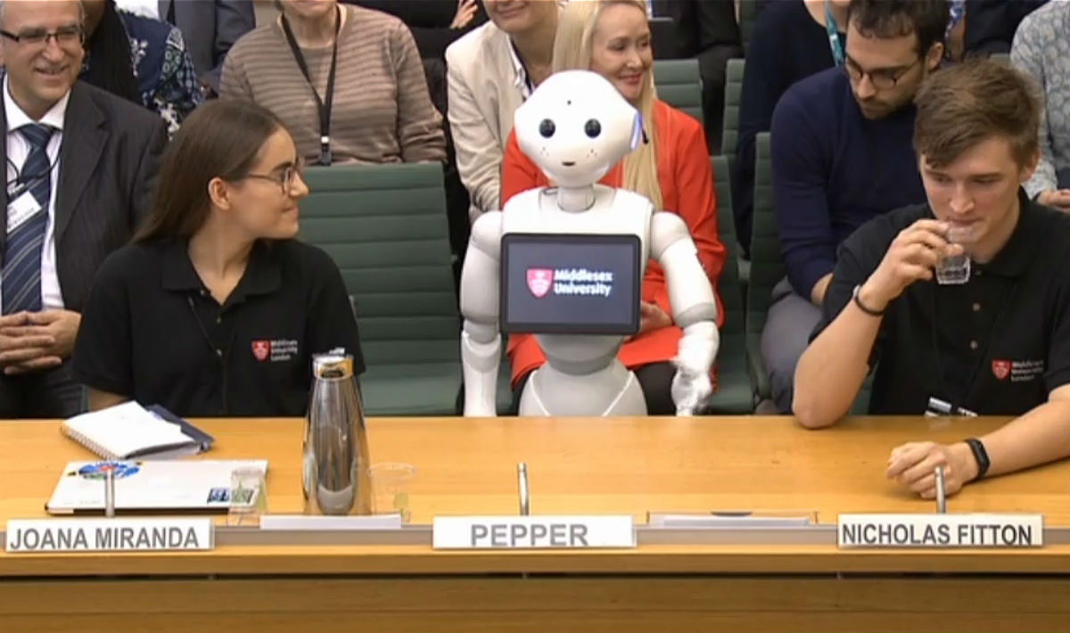 Pepper acudió al parlamento británico para explicar qué es la inteligencia artificial. (AFP)