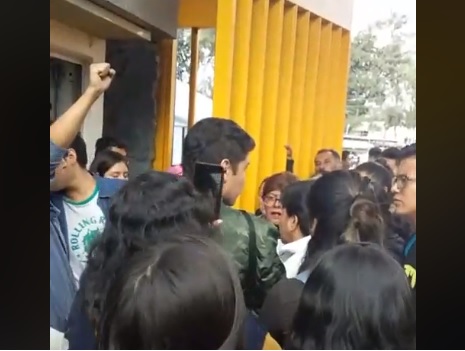 En redes sociales, circula el momento en que presuntamente los alumnos no pudieron ingresar. Especial