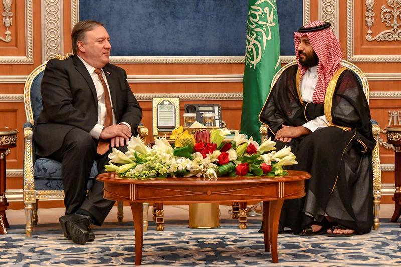 El secretario de Estado de EU, Mike Pompeo, durante su encuentro con el príncipe heredero saudí, Mohamed bin Salman, en Riad.