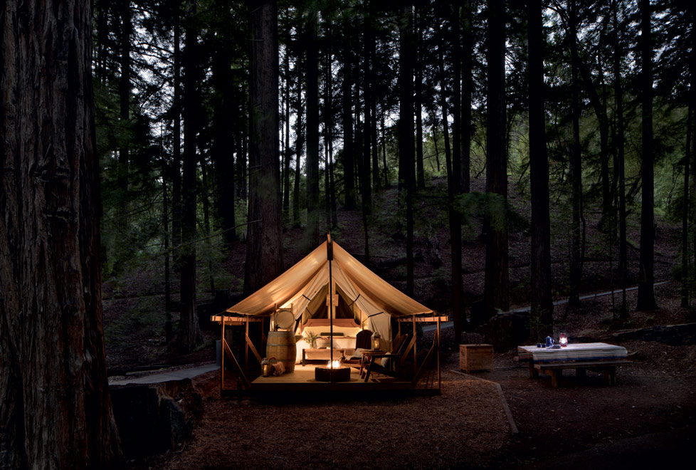 Todas las tiendas de glamping en Ventana Big Sur cuentan con servicio de limpieza, un sitio para fogatas, agua caliente, lámparas eléctricas y tomas d