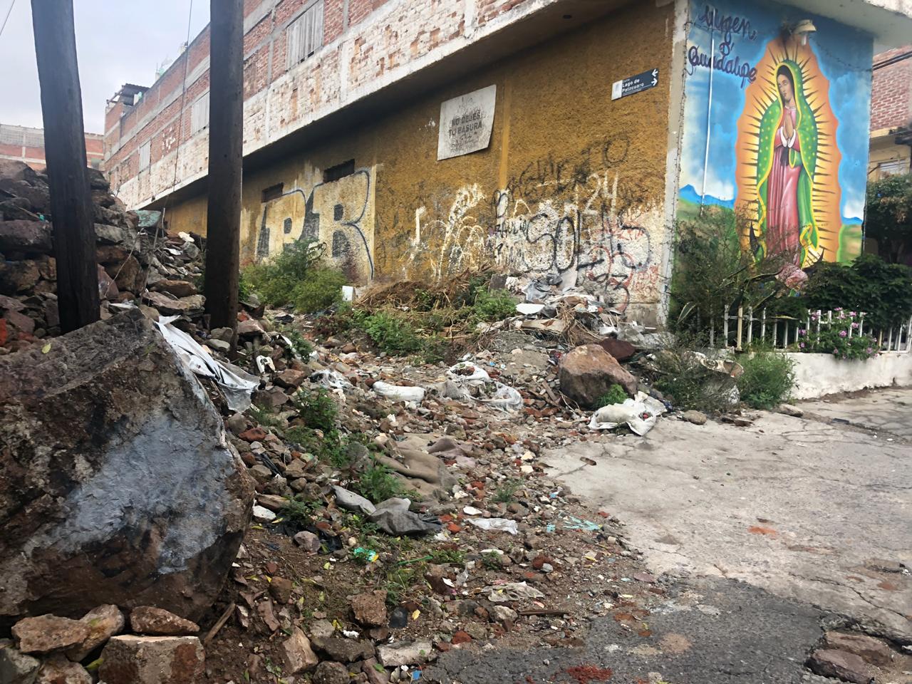 Vecinos convierten calle en basurero