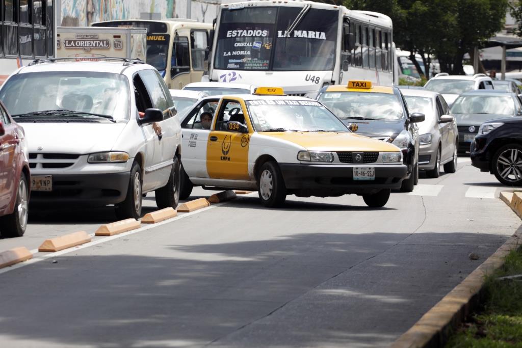 Automovilistas no respetan el carril de la línea 3 de la RUTA (Miguel Romero)