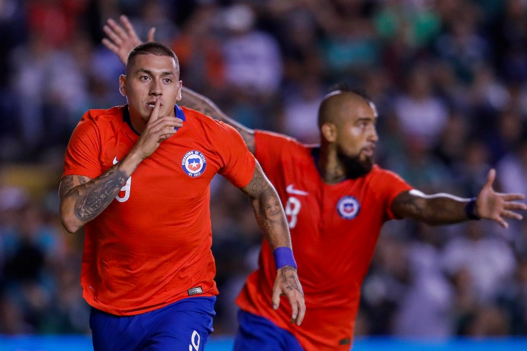 Castillo y Vidal en festejo de gol (Imago7)