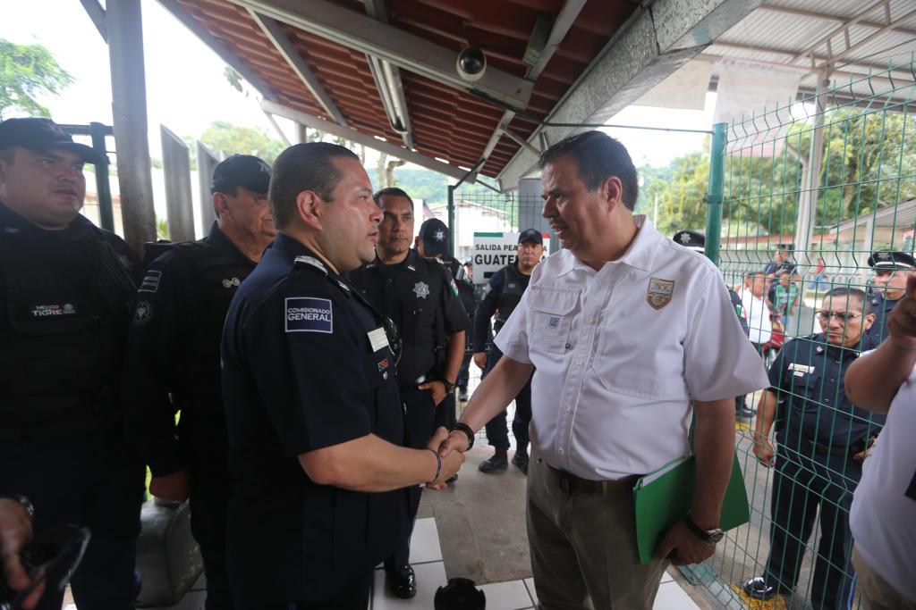 Los comisionados de Migración, Gerardo García y de la PF, Manelich Castilla se encuentran en Chiapas en espera de la caravana. Foto: Jorge Carballo