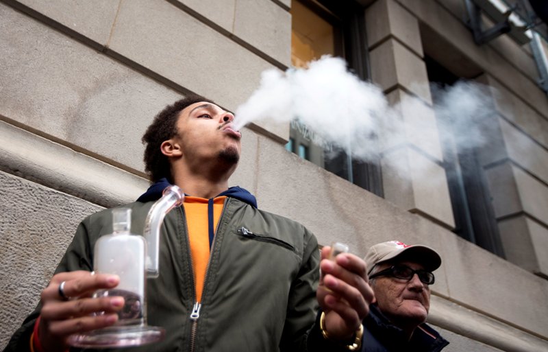 Tras comprar el producto, un hombre aprovechó para fumar un cigarro de mariguana afuera de la tienda. (Reuters)