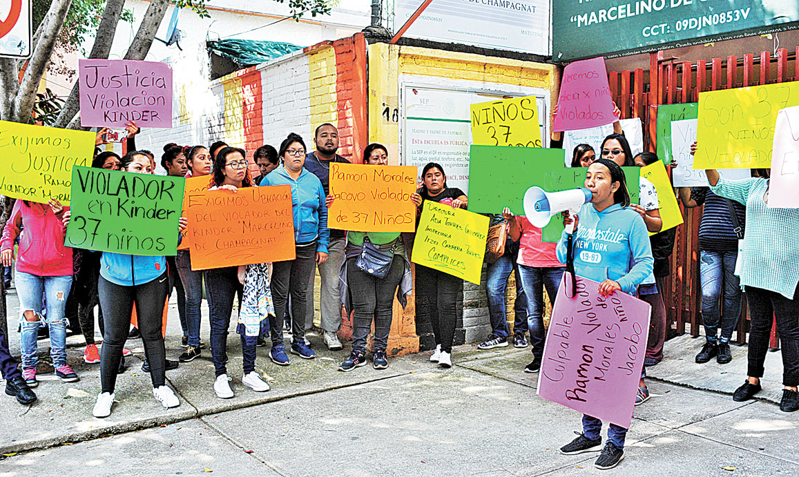 Familiares se manifestaron frente al jardín de niños Marcelino de Champagnat, en Gustavo A. Madero. (Armando Monroy/Cuartoscuro)