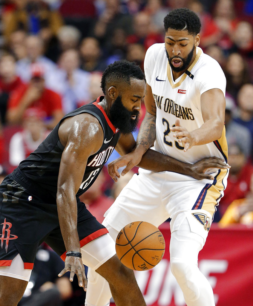 James Harden y Anthony Davis disputan un balón (AP)