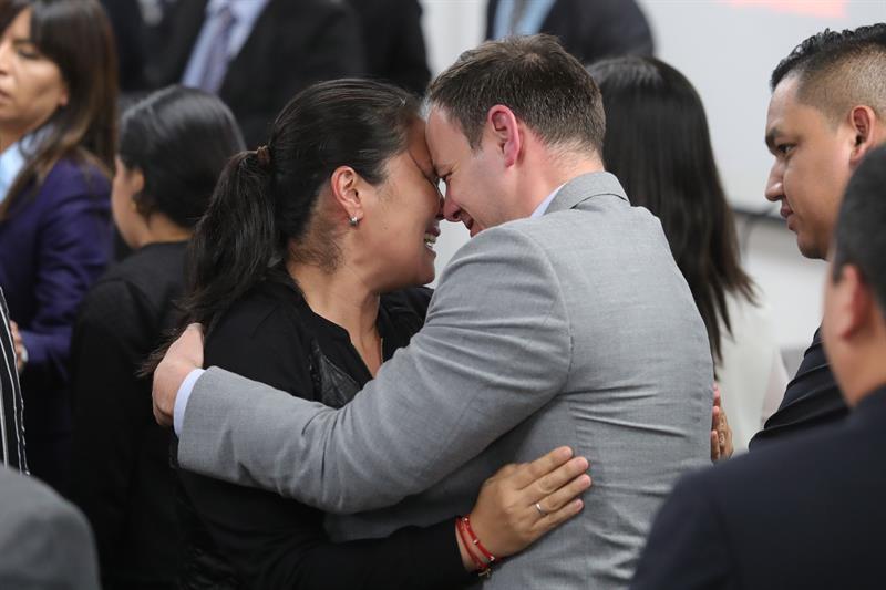 Keiko Fujimori fue recibida por su esposo Mark Villanella tras su liberación.