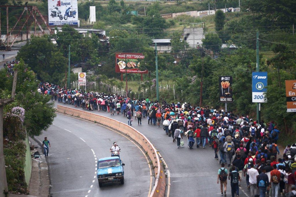 Los migrantes esperan que viajar en masa los proteja de los robos, asaltos y peligros que plagan la ruta hacia el norte. Reuters