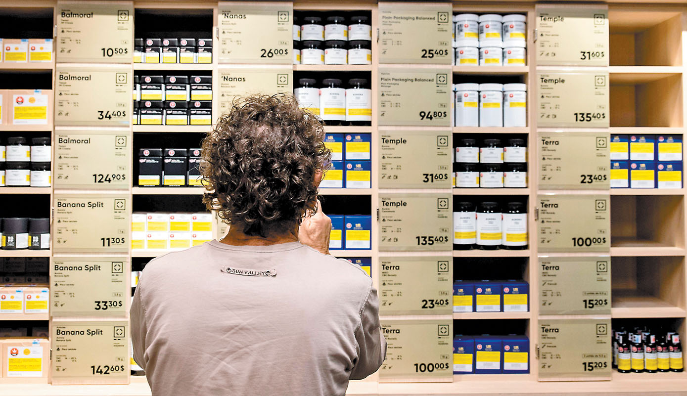 Productos derivados son acomodados horas antes de que salgan a la venta en un establecimiento de Montreal. (Martin Ouellet/AFP)