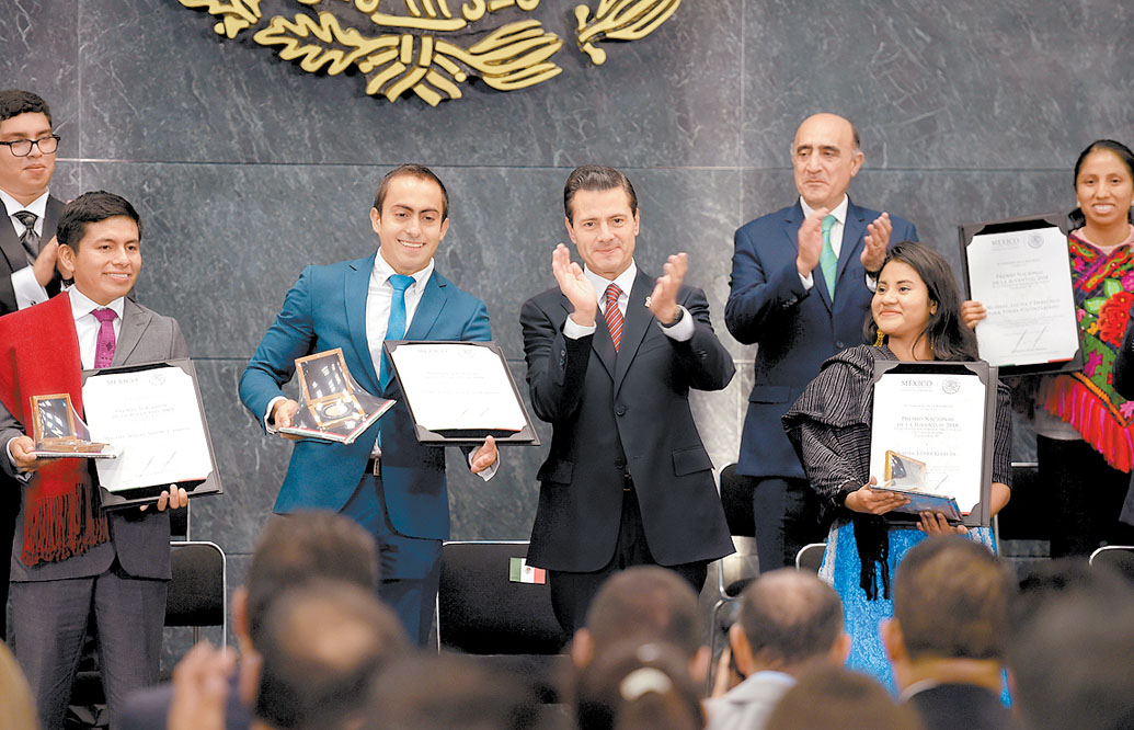 El titular del Ejecutivo, con los galardonados en la residencia oficial de Los Pinos. (Especial)