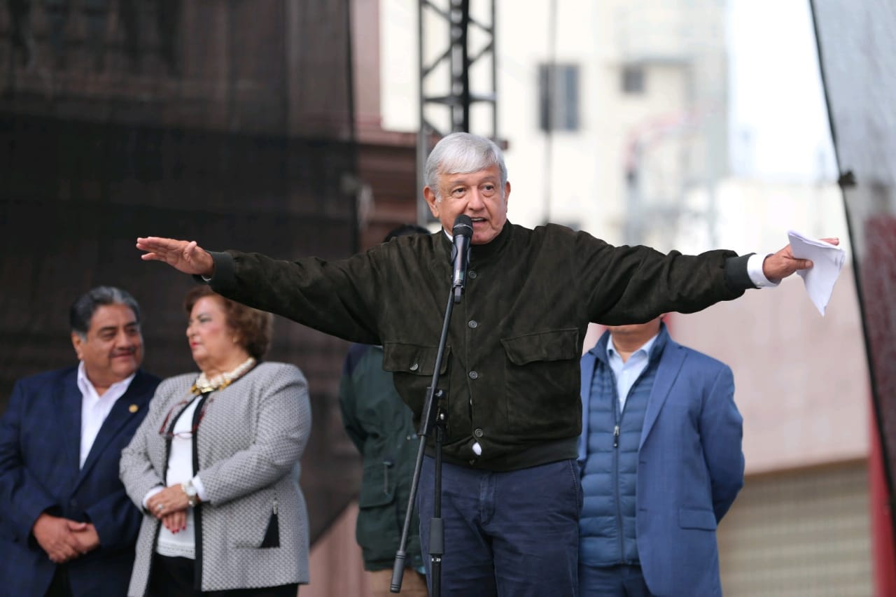 Andrés Manuel López Obrador durante su mensaje en la plaza de Armas de Saltillo (Javier Ríos)