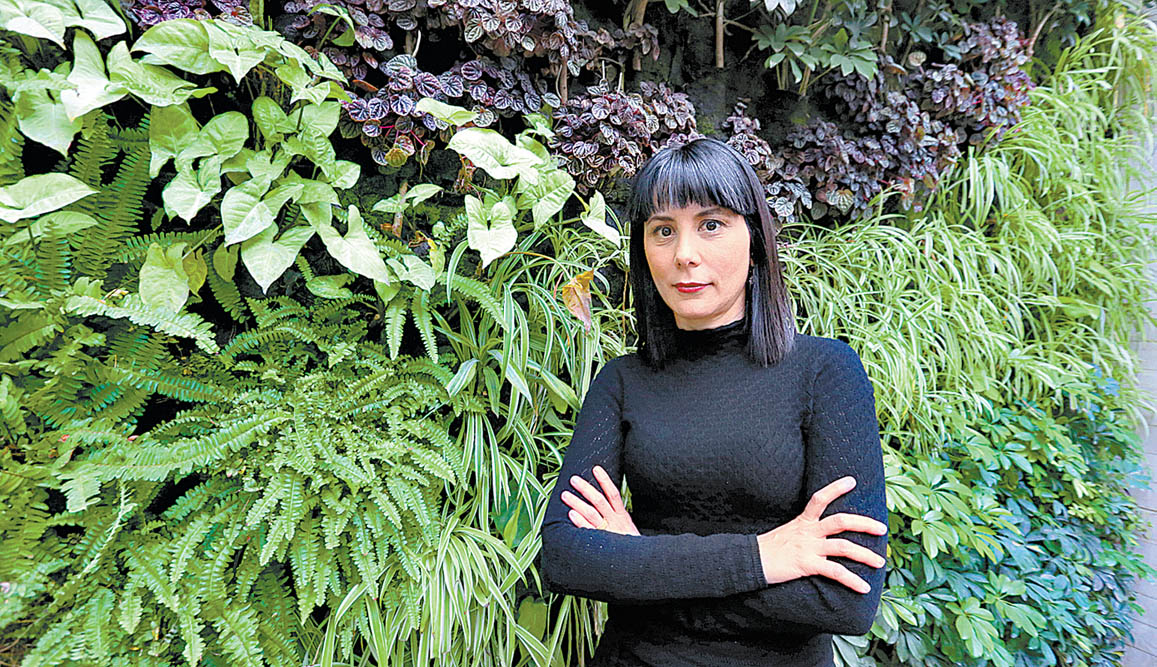 “Intento asentar todo lo que ha pasado en el proceso de la lucha de los contrarios que todos conocemos”, dice la escritora cubana. (Ariana Pérez)