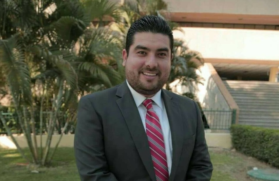 El coordinador administrativo de la Secretaría de Desarrollo Social de Sinaloa, Carlos Baltazar Castro Olivas, fue detenido la tarde por elementos de 