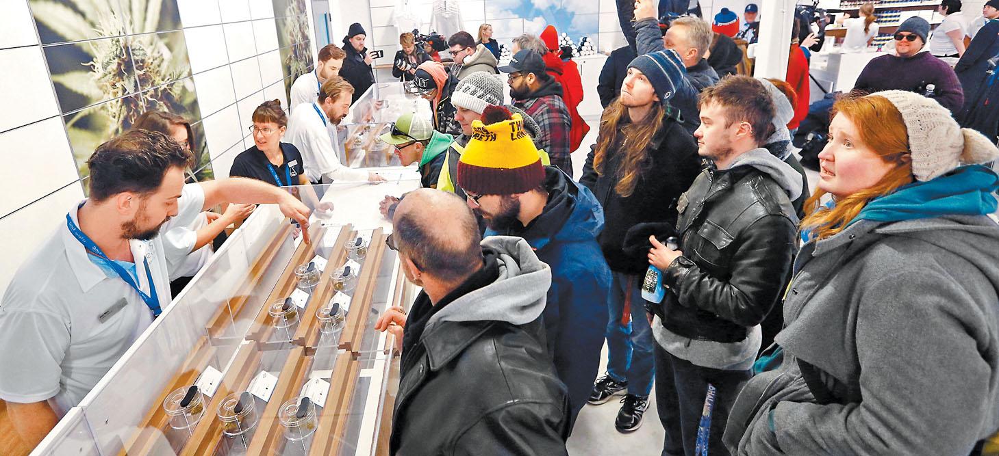 Decenas de clientes seleccionan sus productos en un comercio de Winnipeg, en la provincia de Manitoba. (John Woods/AP)