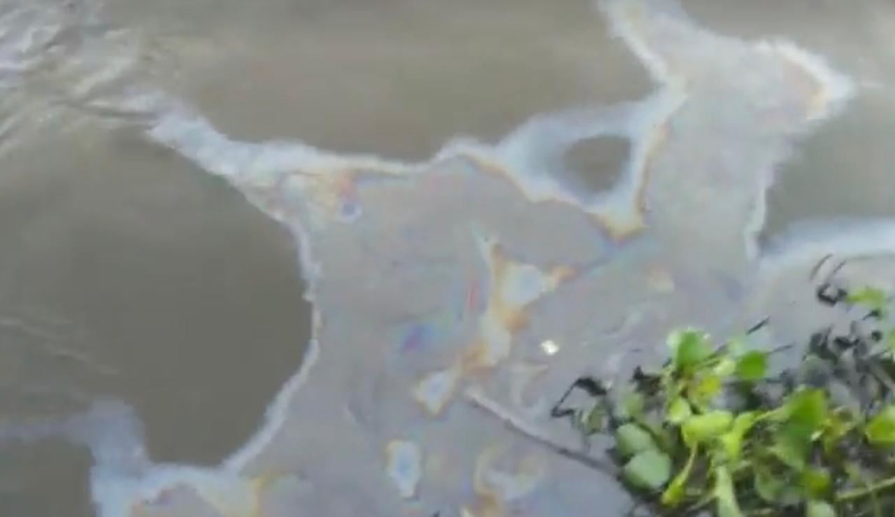 El derrame de químicos llegó hasta el río Coatzacoalcos. (Isabel Zamudio)