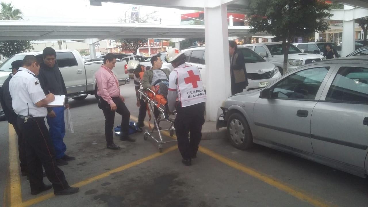 El joven lesionado fue trasladado a la Clínica 16 del Seguro Social en Torreón. (Especial)