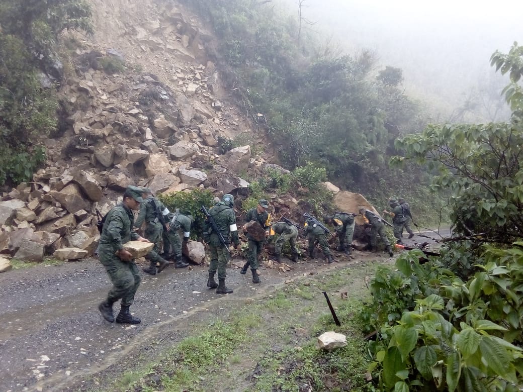 Los elementos trabajan en la remoción de tierra y lodo.