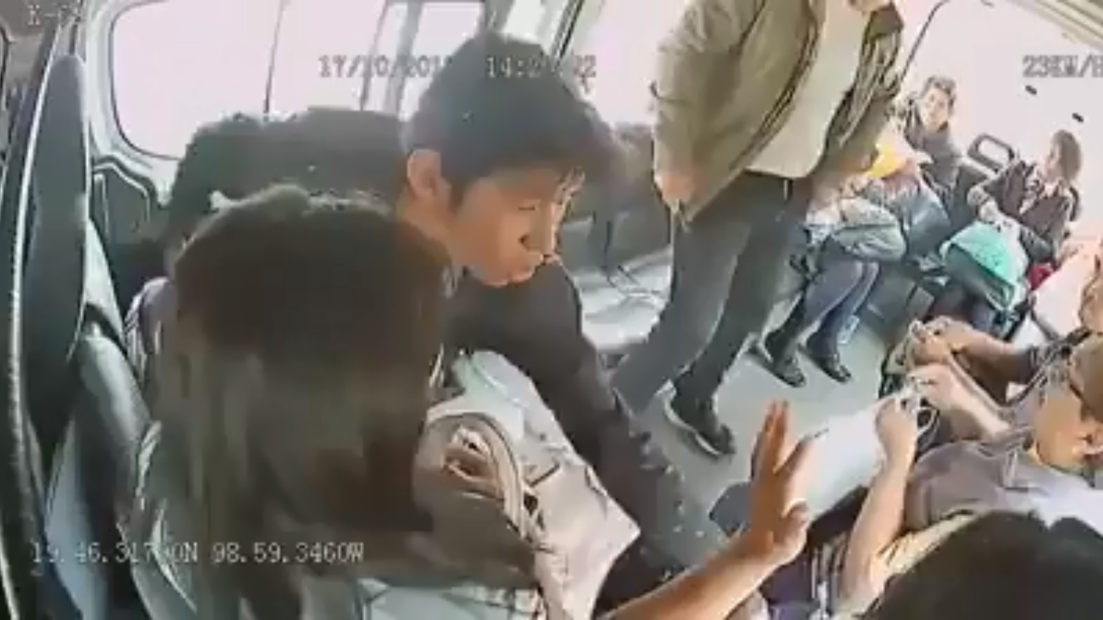 Los ladrones huyeron con mochilas, celulares y dinero.