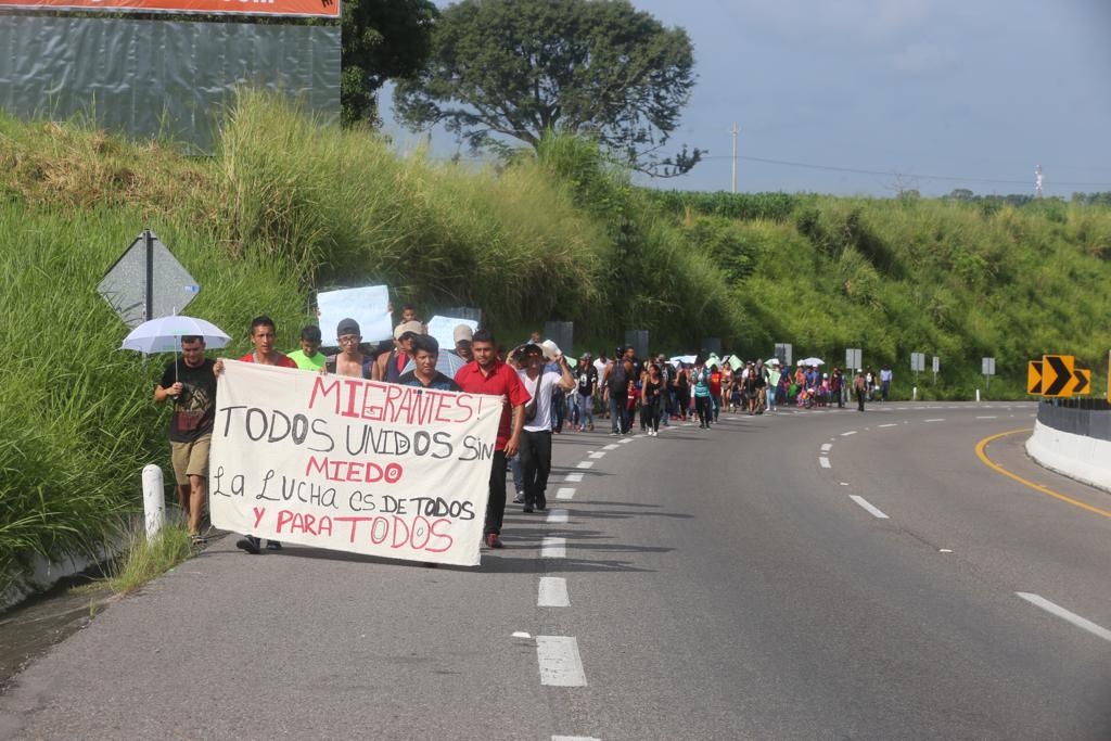 Los migrantes se dirigen hacia Ciudad Hidalgo. (Jorge Carballo)
