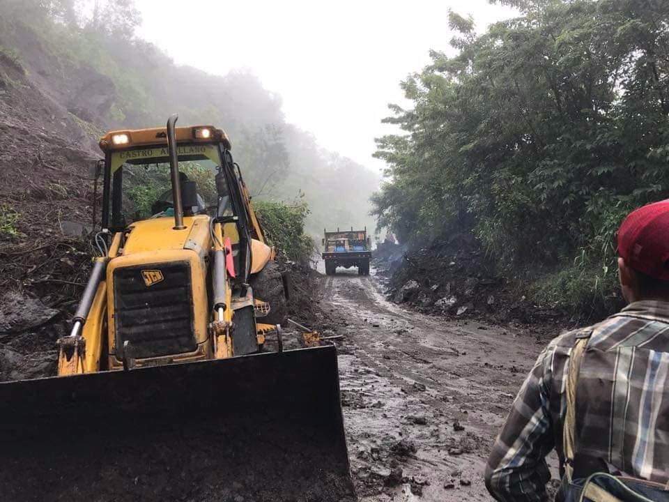 Municipios de la Sierra Norte registran deslaves en carreteras debido a las lluvias que se registran (Especial)