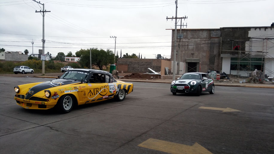 Los pilotos aprovecharon su llegada a Durango para recargar los tanques de gasolina. (Especial)