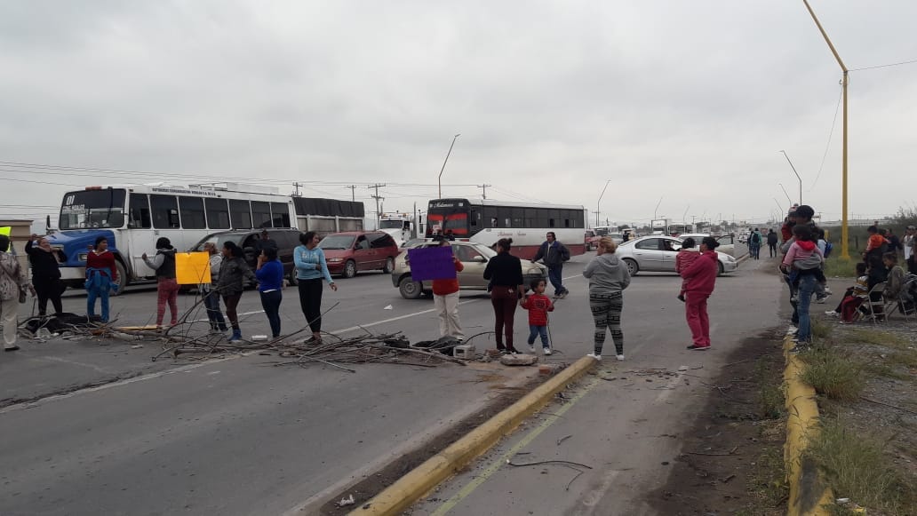 La Policía Federal y Fuerza Coahuila tuvieron que intervenir en el bloqueo. (Notivox Digital)