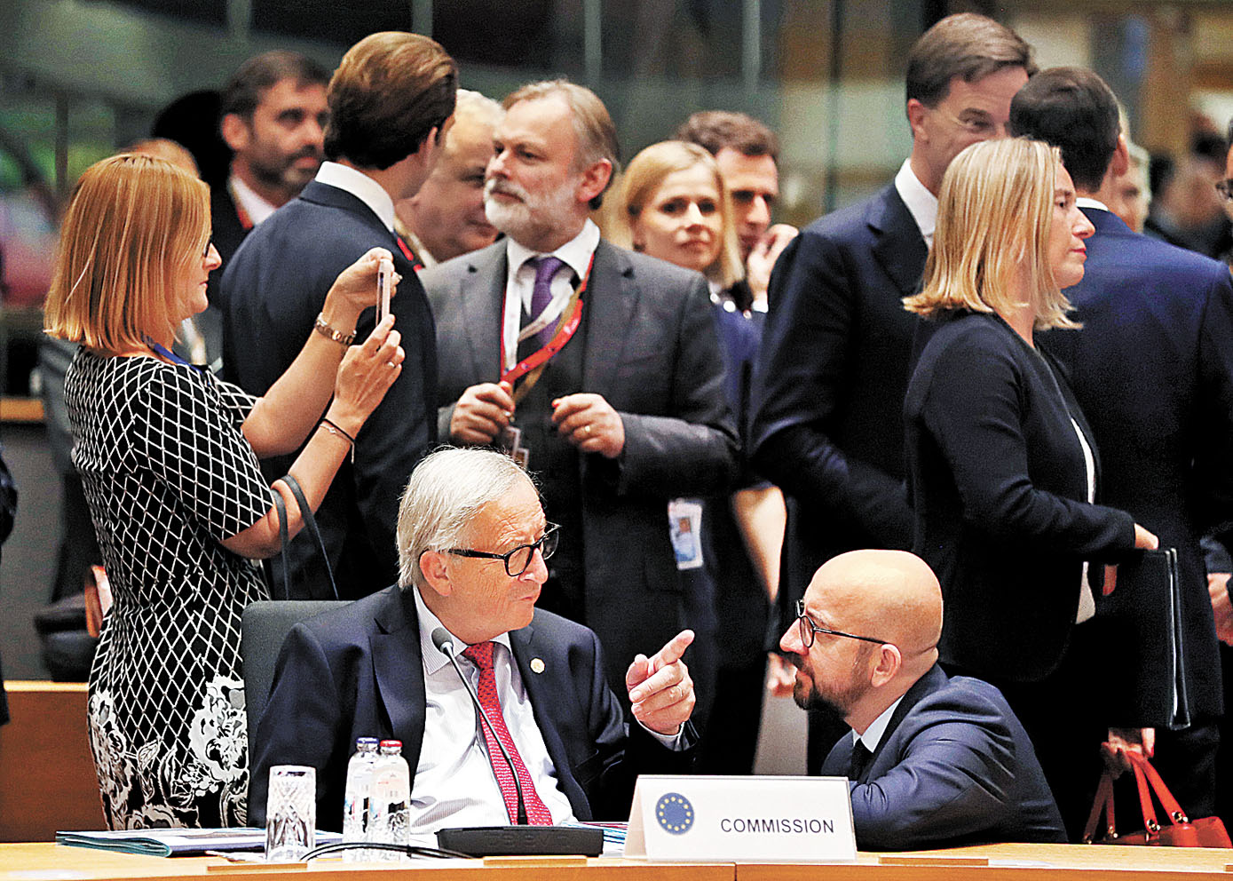 El presidente de la Comisión Europea habla con el primer ministro belga, Charles Michel. (Alastair Grant/AP)