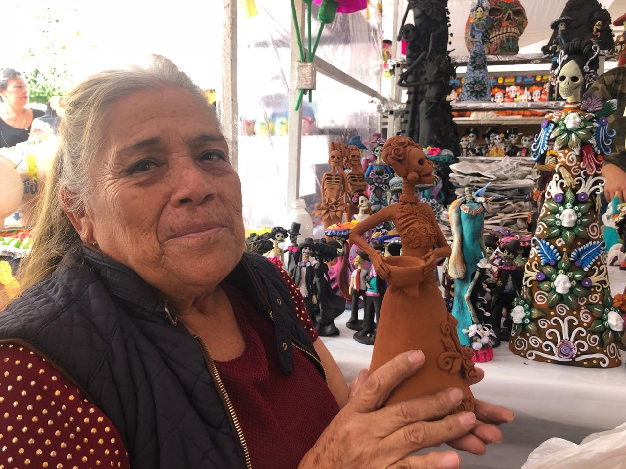 La artesana Estela Rangel muestra sus Catrinas en el centro