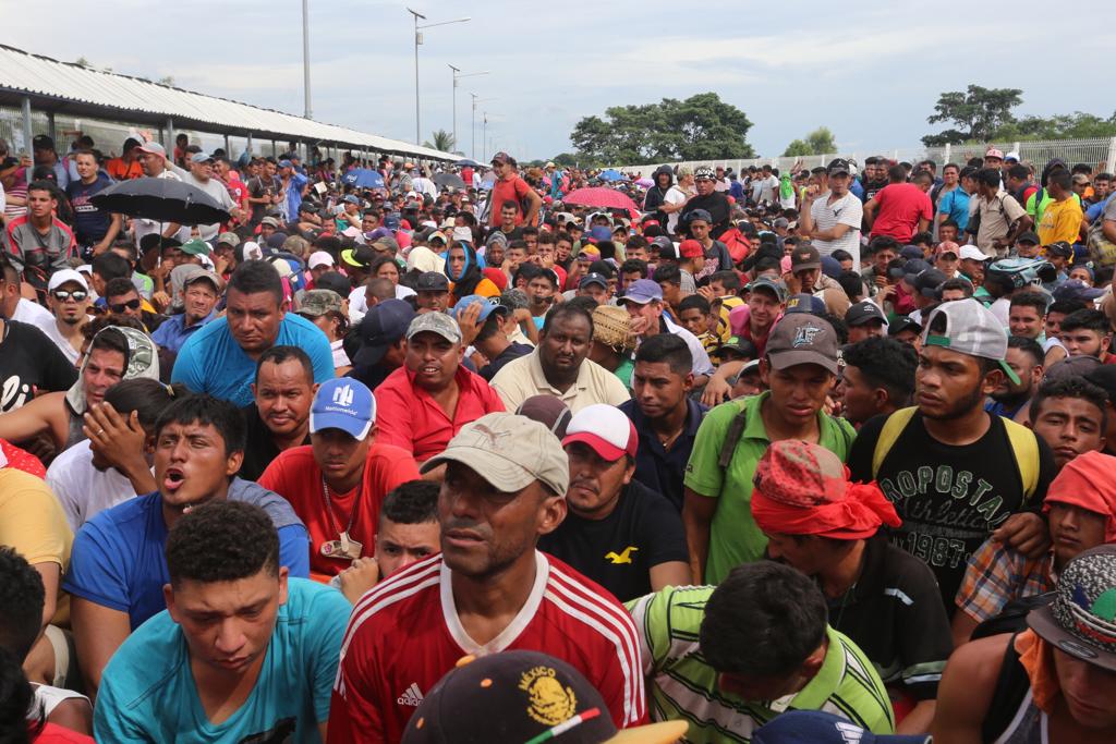 Decenas de migrantes esperan en la frontera de Guatemala poder ingresar a México. (Jorge Carballo | Archivo)