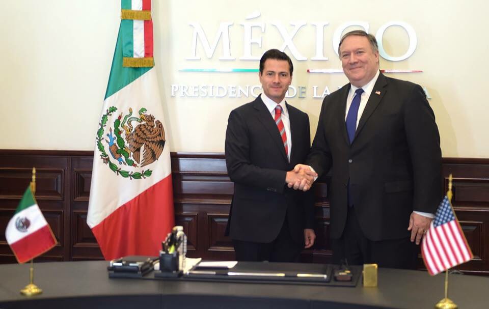 Enrique Peña Nieto se reunió en Los Pinos con Mike Pompeo, con quien habló sobre la caravana migrante. (Especial)